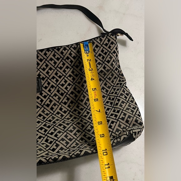 Tommy Hilfiger Black And Cream Logo Print Shoulder Bag Tote Gold Accents - Picture 9 of 9